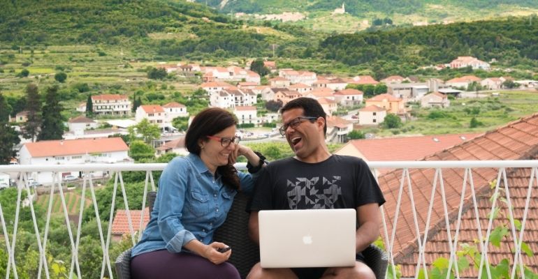 Casal Partiu, primeiro casal de nômades digitais do Brasil - Artigo sobre como ser nômade digital . Foto em Hvar, Croácia.